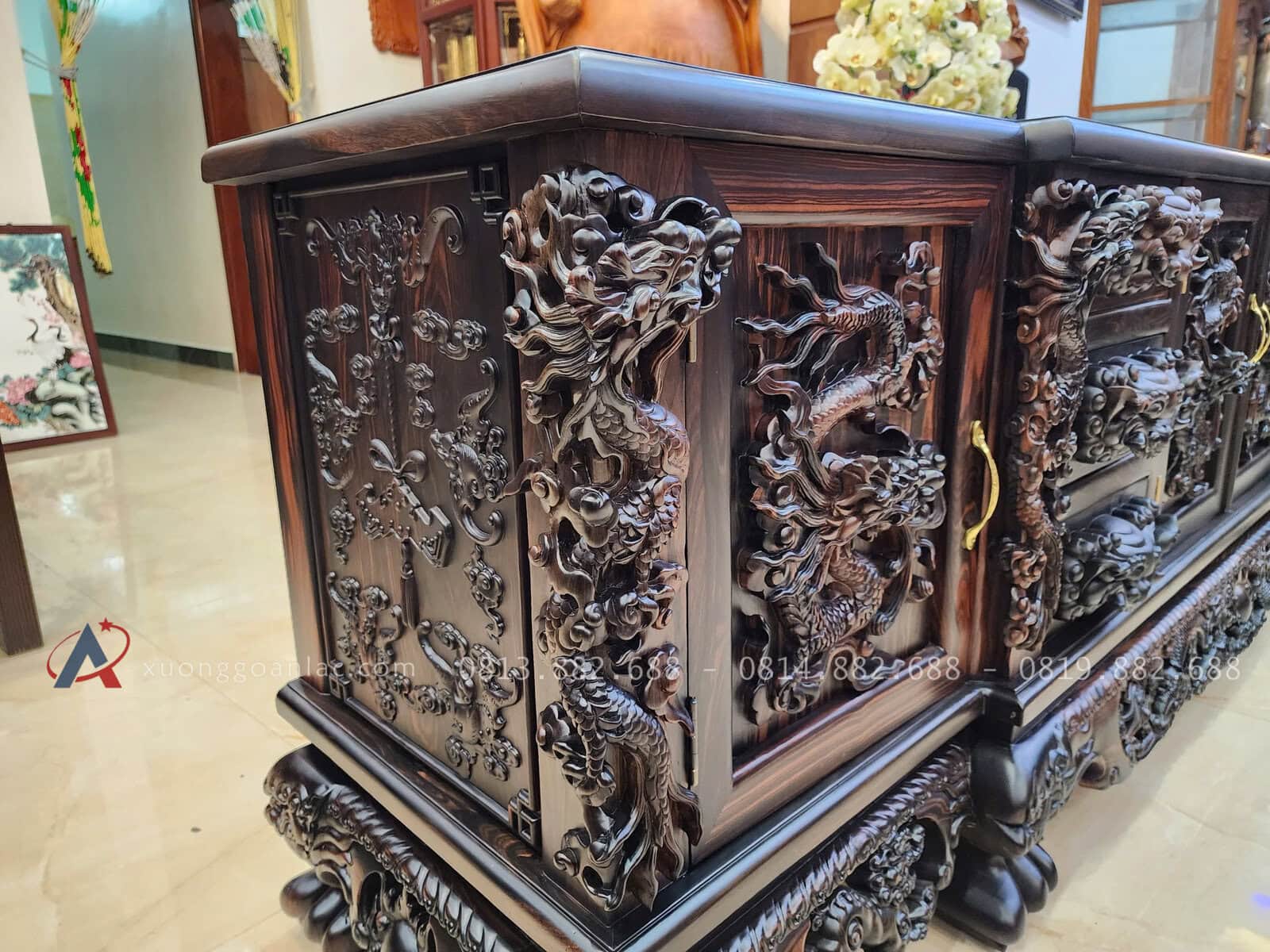 Kệ Tivi Gỗ Mun Hoa Lào 2m4 ( Chú Phúc - Thái Nguyên ) 3 cạnh tủ được trạm trổ hình con uống lượng , tạo ra vẻ huyền bí và uy nghiêm trang trọng