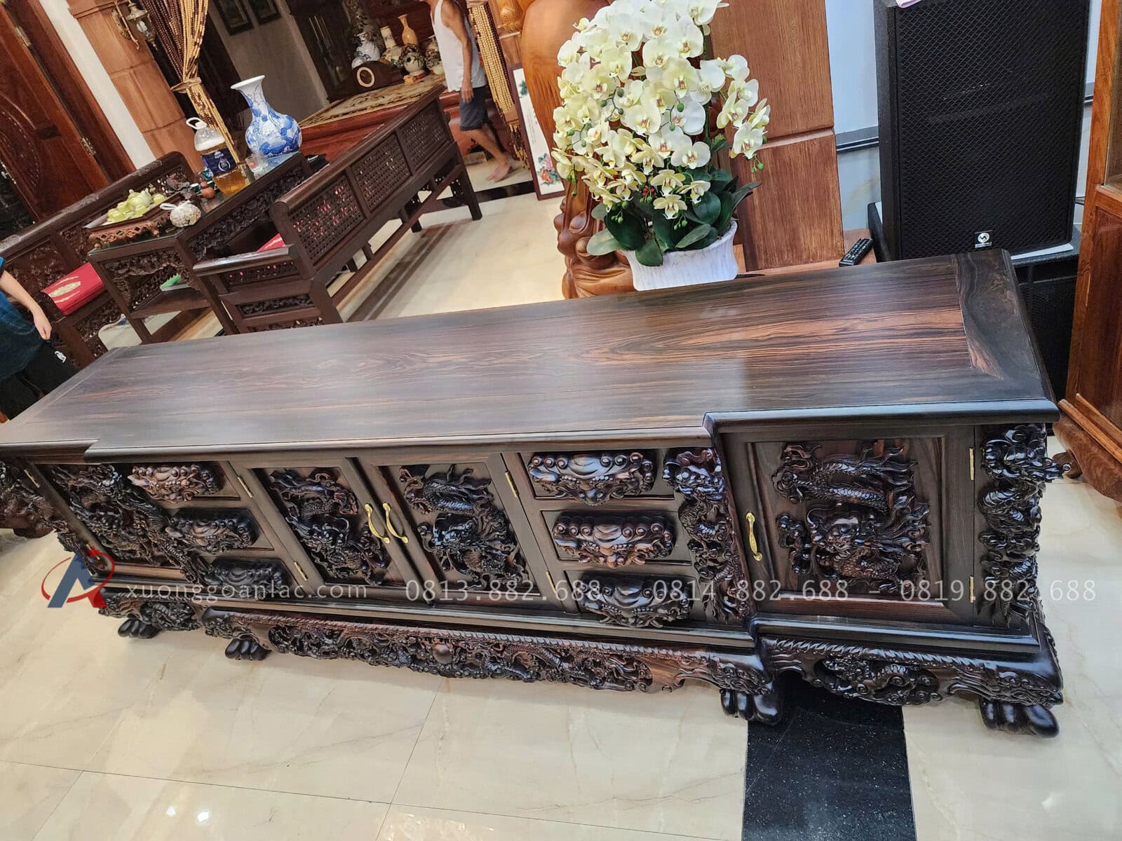 Kệ Tivi Gỗ Mun Hoa Lào 2m4 ( Chú Phúc - Thái Nguyên ) 6 màu của gỗ mun hoa đặc biệt tạo nên vẻ huyền bí ấn tượng