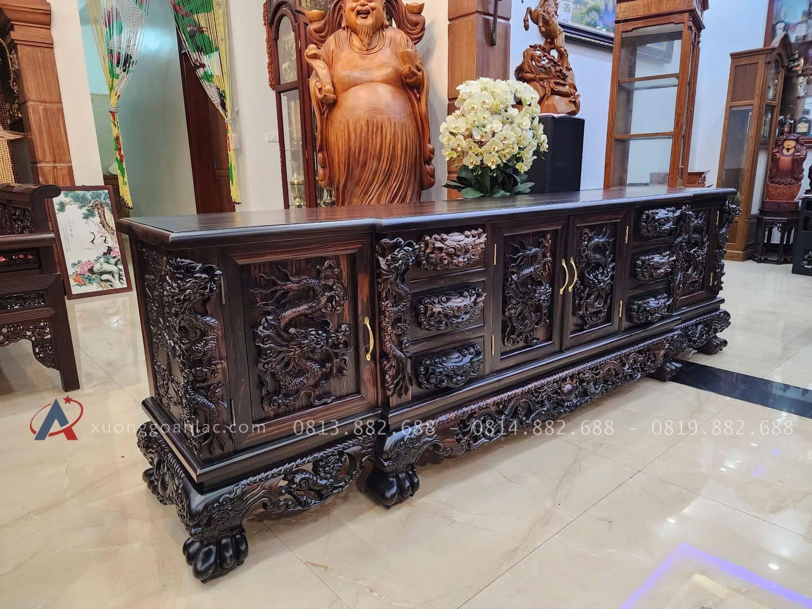 Kệ Tivi Gỗ Mun Hoa Lào 2m4 ( Chú Phúc - Thái Nguyên ) 5 phần yếm của kệ được đục kênh bong hình tượng song long ngậm ngọc vô cùng sắt nét tạo điểm nhấn cho chuồn dưới của kệ