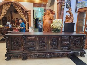 Nội thất phòng khách 26 phần yếm của kệ được đục kênh bong hình tượng song long ngậm ngọc vô cùng sắt nét tạo điểm nhấn cho chuồn dưới của kệ