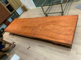 Bàn ghế gỗ nguyên khối 3 Mặt bàn vân nổi vô cùng đẹp , được bên em chọn gỗ lựa vân kỉ càng