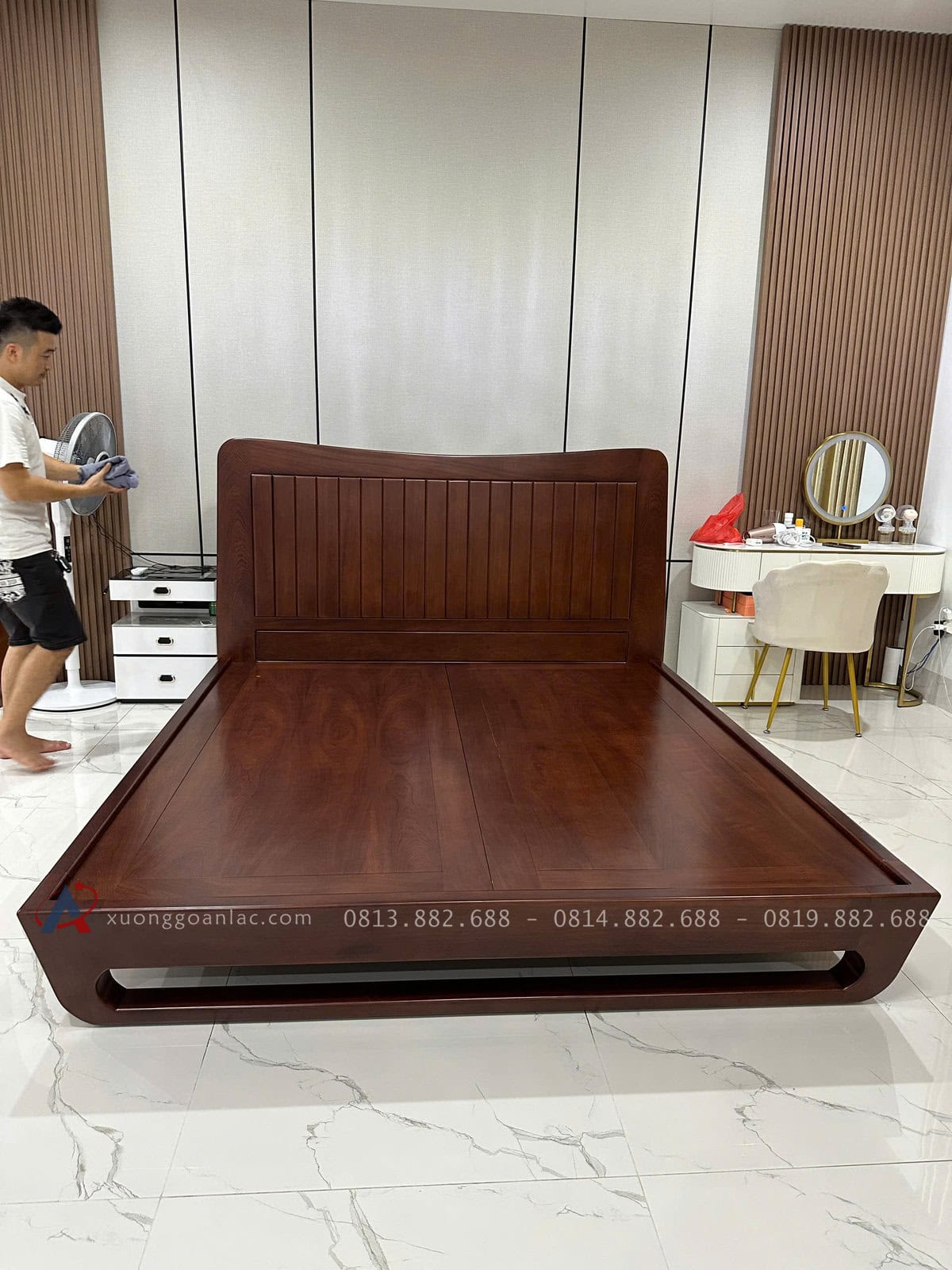 Bàn giao giường Zito chân hươu 1m8 x 2m Gỗ Hương Đá 1 Mẫu giường zito được làm theo phong cách tối giản , vô cùng sang