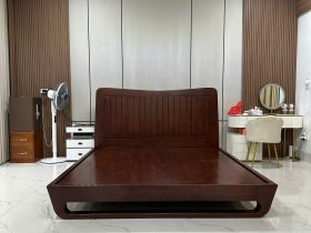 Bàn giao giường Zito chân hươu 1m8 x 2m Gỗ Hương Đá 8 được thiết kế đơn giản nhưng không kém phần sang trọng , với phần chân đầu giường . Được làm theo lối chân hươu tạo điểm nhất vô cùng ấn tượng
