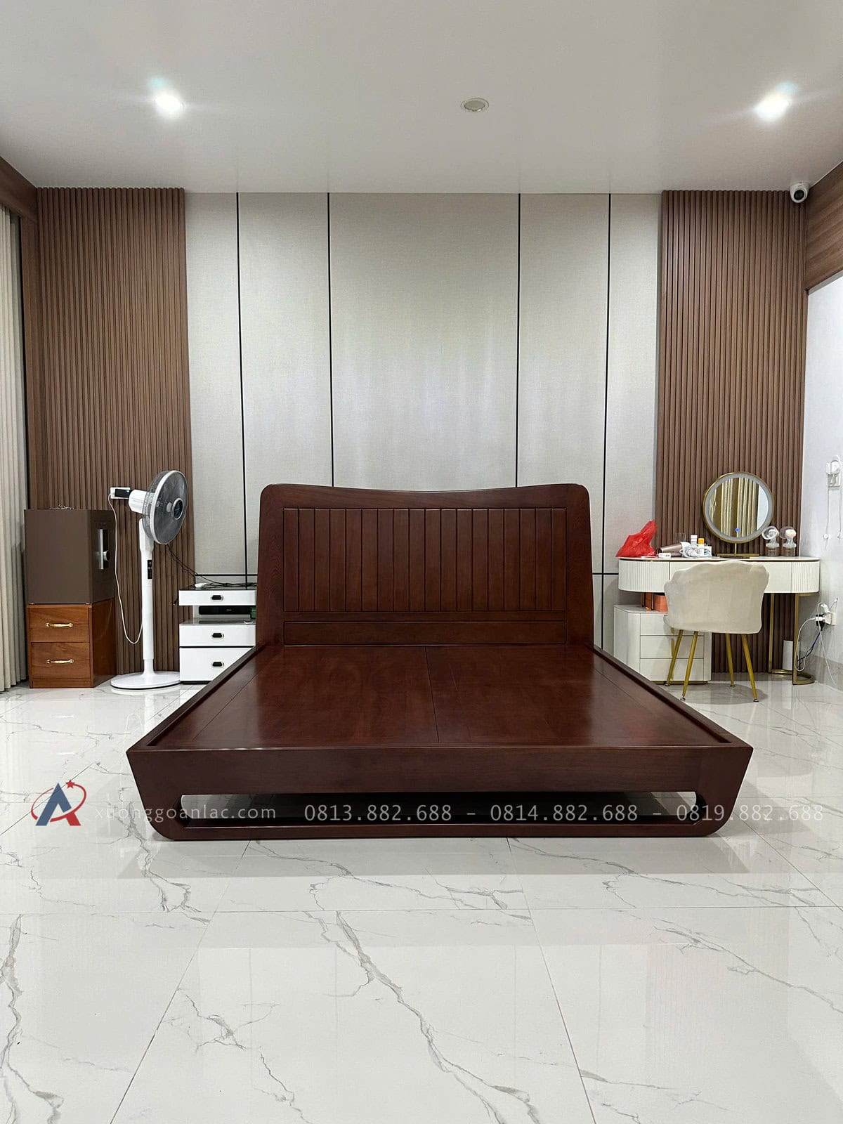 Bàn giao giường Zito chân hươu 1m8 x 2m Gỗ Hương Đá 11 được thiết kế đơn giản nhưng không kém phần sang trọng , với phần chân đầu giường . Được làm theo lối chân hươu tạo điểm nhất vô cùng ấn tượng