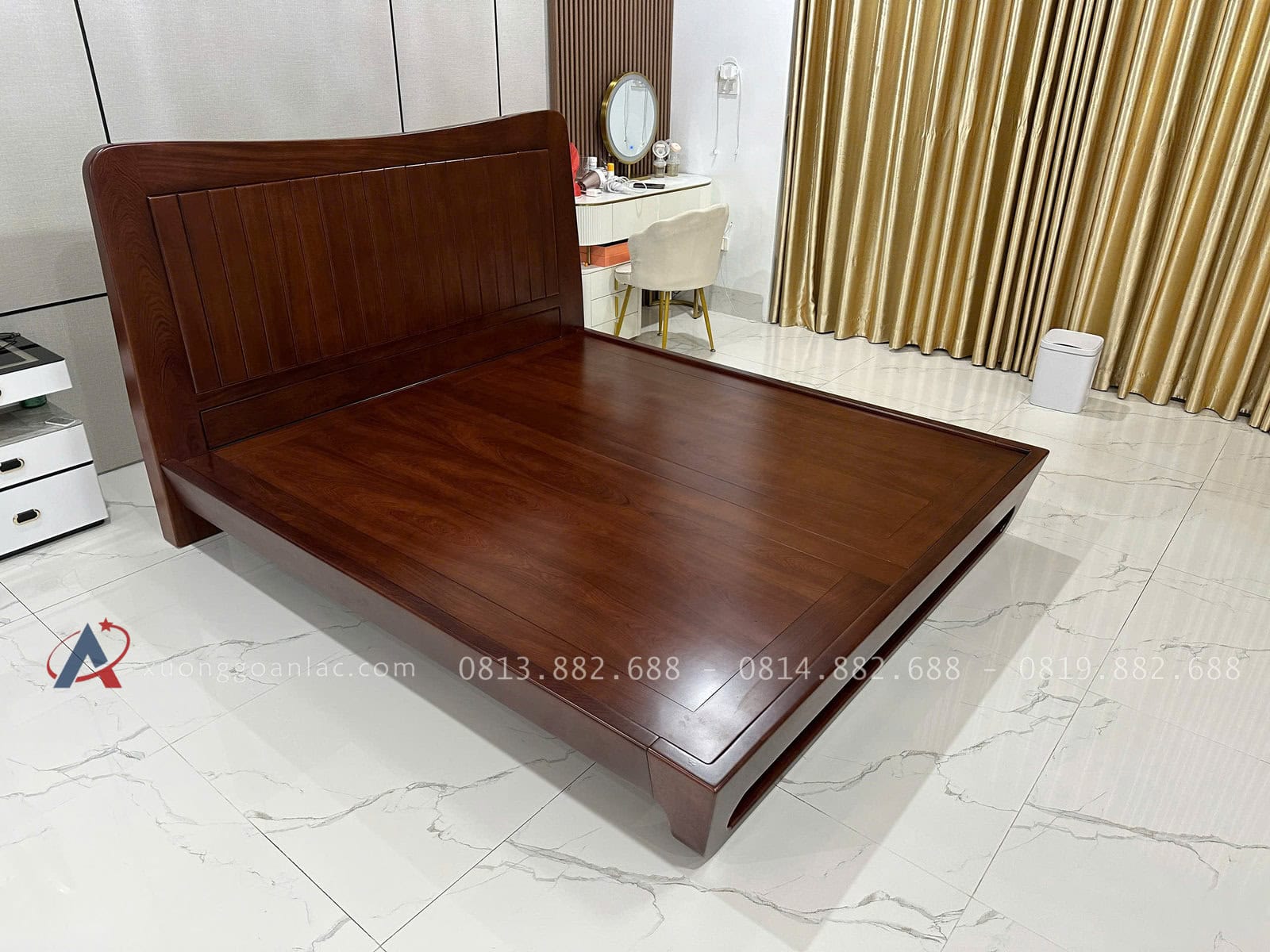 Bàn giao giường Zito chân hươu 1m8 x 2m Gỗ Hương Đá 12 Đầu giường được làm theo lối tối giản . làm khung nan tạo điểm nhấn cho chiếc đầu giường - còn phần giát giường được làm khung 3 ván 1 , vân nổi hoàn toàn tự nhiên
