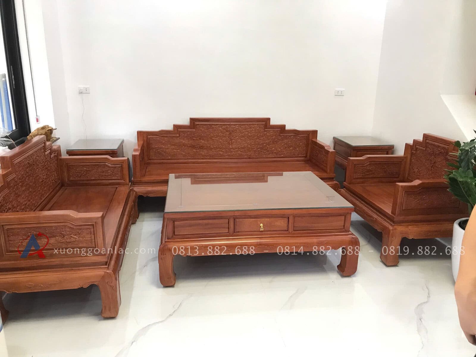 Bộ Bát Bảo 6 Món Gỗ Hương Đá ( Anh Quân - Hà Nội ) 8 Bộ bát bảo 6 món gỗ hương đá:Đoản dài  được thiết kế kích thước 2m27 x sâu 78 x cao 97cm được trạm trổ vân mây uốn lượn vô cùng tự nhiên mang ý nghĩa mọi điều như ý . phần chính giữa đoãn còn có con dơi ngậm đồng xu ,hai bên có 2 cuốn thư  mang lại sự may mắn tiền tài cho gia chủ