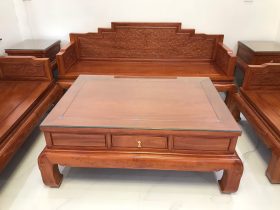 Bộ Bát Bảo 6 Món Gỗ Hương Đá ( Anh Quân - Hà Nội ) 5 Đoản dài : 2m27 x sâu 78 x cao 97cmđược trạm trổ vân mây uốn lượn vô cùng tự nhiên mang ý nghĩa mọi điều như ý . phần chính giữa đoãn còn có con dơi ngậm đồng xu ,hai bên có 2 cuốn thư mang lại sự may mắn tiền tài cho gia chủ Bàn trà: được làm kích thước 1m38 x rộng 1m Khung 4 ván 2 được làm theo quy cách 123 , 100% mộng tàu không dùng đinh vít,. Từng soi chỉ rõ nét rất đẹp , yếm của bàn còn trạm trổ vân mây như ý vô cùng đẹp , và đặt biệt bên em còn làm thêm 2 chiếc ngăn kéo cho mình , để cho mình đừng chè hoạc đồ dùng cá nhân