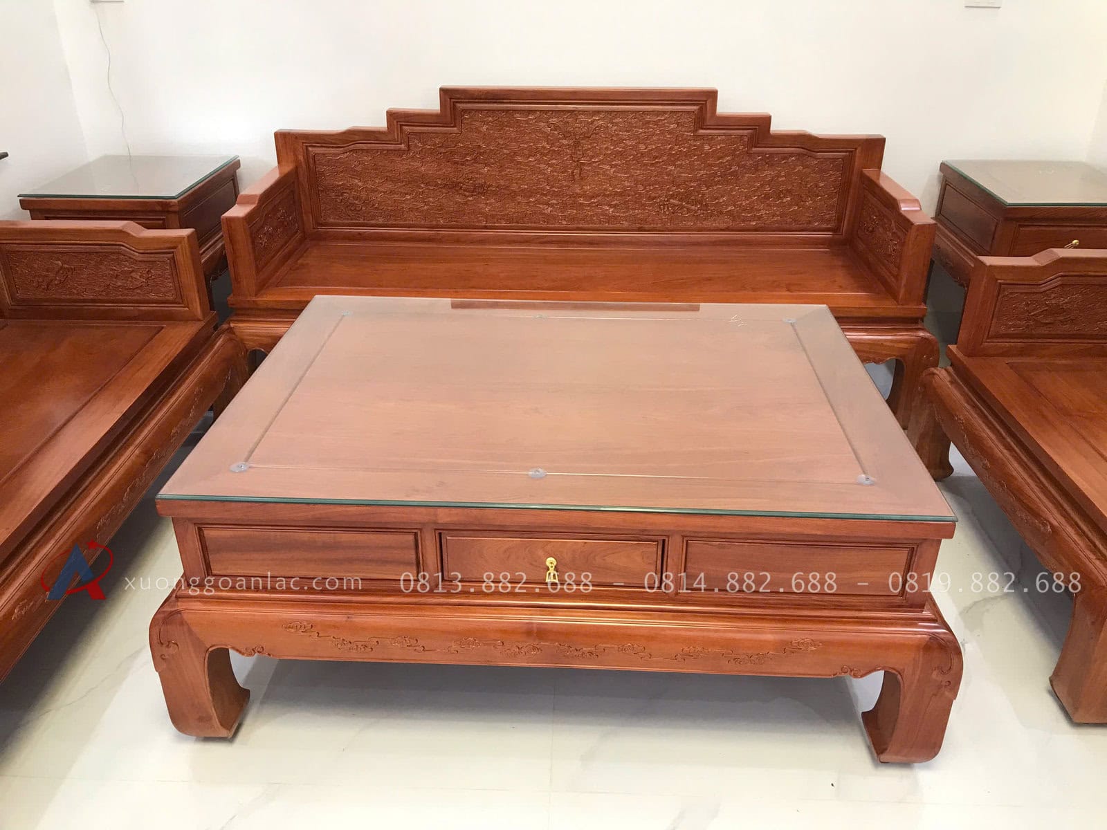 Bộ Bát Bảo 6 Món Gỗ Hương Đá ( Anh Quân - Hà Nội ) 9 Đoản dài : 2m27 x sâu 78 x cao 97cmđược trạm trổ vân mây uốn lượn vô cùng tự nhiên mang ý nghĩa mọi điều như ý . phần chính giữa đoãn còn có con dơi ngậm đồng xu ,hai bên có 2 cuốn thư  mang lại sự may mắn tiền tài cho gia chủ Bàn trà: được làm kích thước 1m38 x rộng 1m Khung 4 ván 2 được làm  theo quy cách 123 , 100% mộng tàu không dùng đinh vít,. Từng soi chỉ rõ nét rất đẹp , yếm của bàn còn trạm trổ vân mây như ý vô cùng đẹp , và đặt biệt bên em còn làm thêm 2 chiếc ngăn kéo cho mình , để cho mình đừng chè hoạc đồ dùng cá nhân