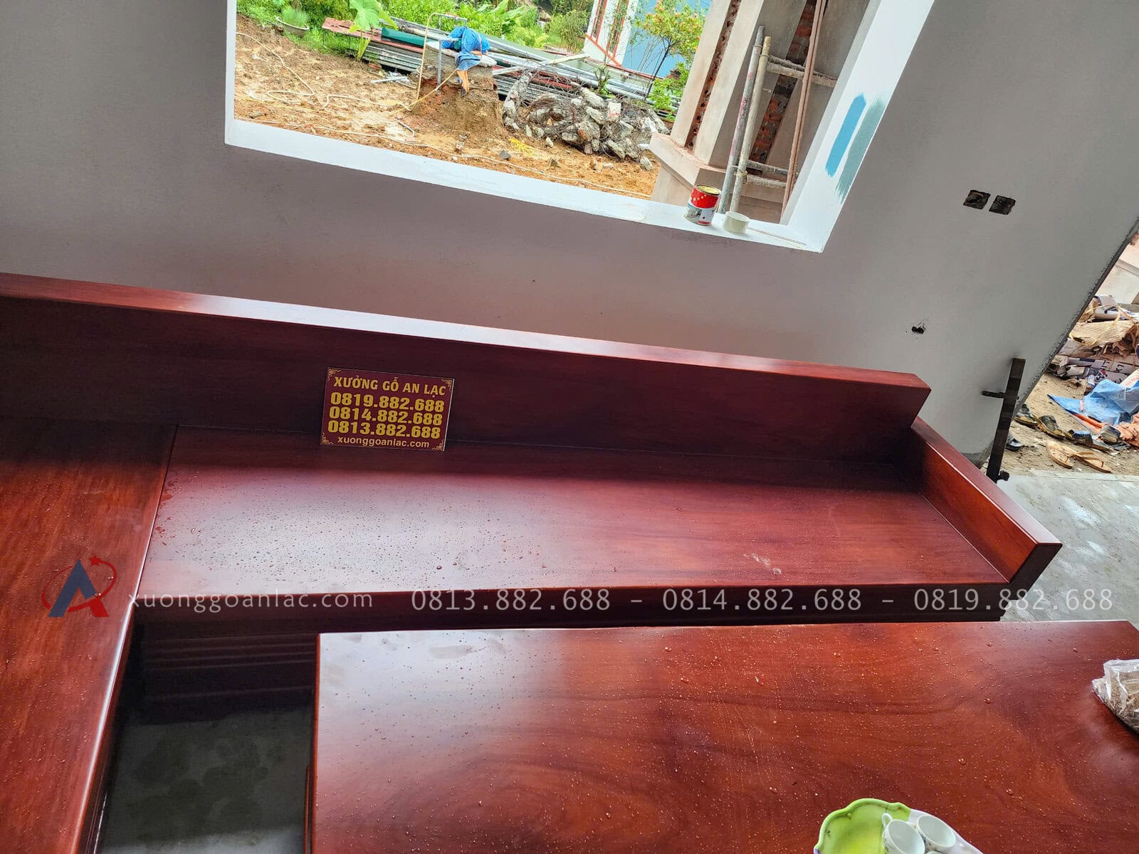 Bộ sofa Góc L Nguyên Khối 6 Món Gỗ Gõ Siêu Vip ( Anh Quang - Bắc Giang ) 4 Bàn trà thiết kế nguyên khối kiểu dáng vuông vắn tối giản được tạo điểm nhấn bằng phần chân cột tạo hình độc đáo.