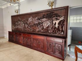 Mẫu tranh được đục tỉa kênh bong sắc nét , tạo nên sự uy phong hùng vĩ cũng như mang đến nhiều sự may mắn cho gia chủ , ấn tượng cho cả gian phòng khách