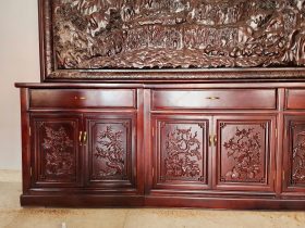 Combo tủ + Tranh Phong Thủy Trang Trí ( Anh Quyền - Bắc Ninh ) 6 10 cánh tủ điều được chạm trổ trúc , cúc , sen , mai , thông . tạo nên 1 sự liên kết của toàn bộ sản phẩm