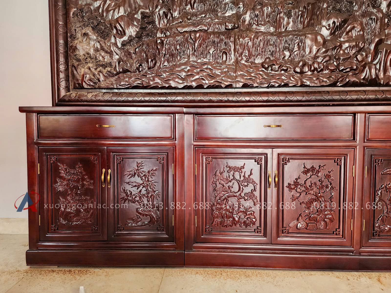 Combo tủ + Tranh Phong Thủy Trang Trí ( Anh Quyền - Bắc Ninh ) 12 10 cánh tủ điều được chạm trổ trúc , cúc , sen , mai , thông . tạo nên 1 sự liên kết của toàn bộ sản phẩm