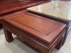 Bộ Phù Dung Gỗ Hương Đá 7 Món Của (Chú Mạnh - Hạ Long ) 16 đi đôi với chiếc bàn là chiếc đôn đầu bàn , được để trơn tôn lên vẻ đẹp cũng như vân gỗ