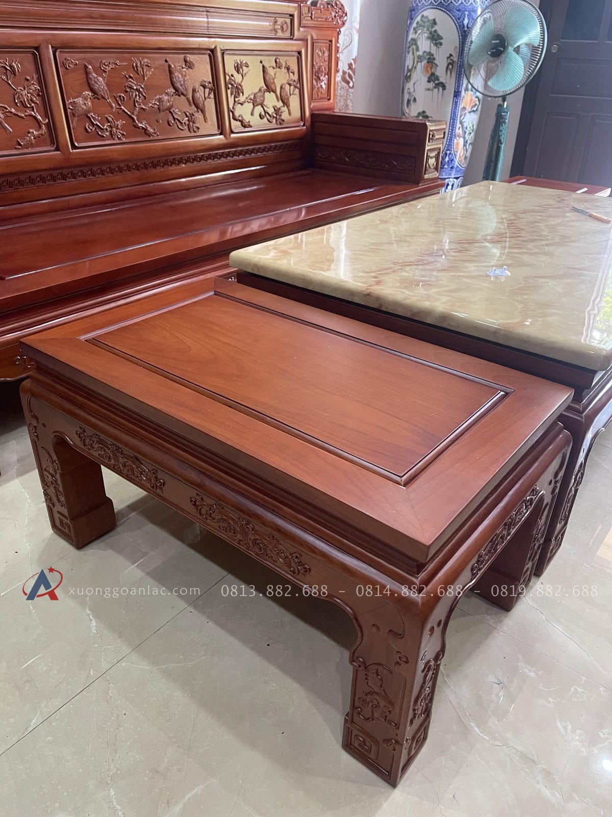 Bộ Phù Dung Gỗ Hương Đá 7 Món Của (Chú Mạnh - Hạ Long ) 23 đi đôi với chiếc bàn là chiếc đôn đầu bàn , được để trơn tôn lên vẻ đẹp cũng như vân gỗ