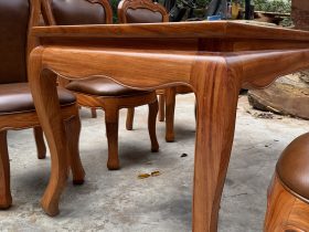 Bộ bàn ăn 6 ghế bọc da bò Italia cao cấp ( Anh Cần, Nam Định) 16 Chân bàn thiết kế uống lượng , tạo độ mềm mại nhưng vấn chắc chắn cho bàn , thật là tuyệt vời