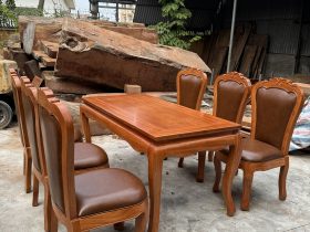 Bộ bàn ăn 6 ghế bọc da bò Italia cao cấp ( Anh Cần, Nam Định) 13 phần tựa sau ghế cũng được bọc da bò thật cực kì sang trọng