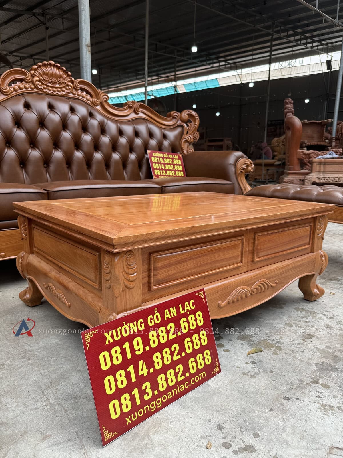 Bộ Sofa Hoàng Gia Tân Cổ Điển Bọc Da Bò Ý Cao Cấp 53 Bàn trà đục tỉa hoan lá tây nhẹ nhàng, vừa đẹp mắt vừa dễ dàng vệ sinh