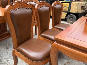 Bộ bàn ăn 6 ghế bọc da bò Italia cao cấp ( Anh Cần, Nam Định) 10 Phần ghế được bộc đệm và da bò thật 100% tạo độ êm ái khi ngồi