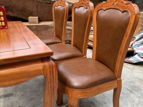 Bộ bàn ăn 6 ghế bọc da bò Italia cao cấp ( Anh Cần, Nam Định) 11 Phần ghế được bộc đệm và da bò thật 100% tạo độ êm ái khi ngồi