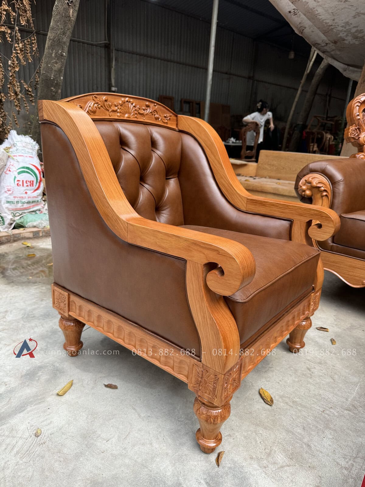 Bộ Sofa Hoàng Gia Tân Cổ Điển Bọc Da Bò Ý Cao Cấp 49 tay ghế uống cong chổ tay cầm , nhìn bắt măt