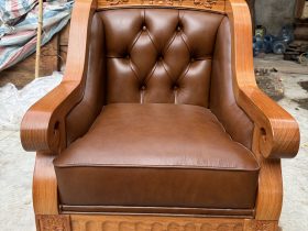 Bộ Sofa Hoàng Gia Tân Cổ Điển Bọc Da Bò Ý Cao Cấp 28 ghế đơn được thiết kế tựa tay trơn , điểm nhấn là phần tựa lưng nhấn hoa lá tây
