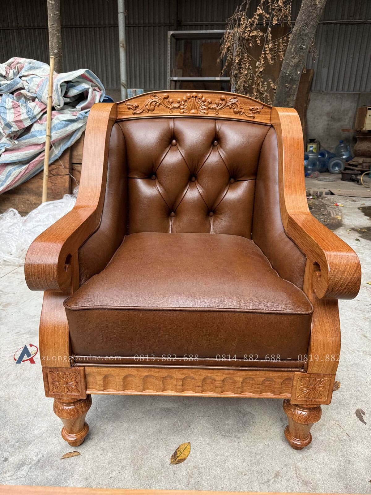 Bộ Sofa Hoàng Gia Tân Cổ Điển Bọc Da Bò Ý Cao Cấp 47 ghế đơn được thiết kế tựa tay trơn , điểm nhấn là phần tựa lưng nhấn hoa lá tây