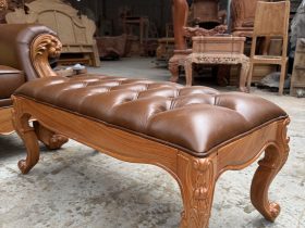 Bộ Sofa Hoàng Gia Tân Cổ Điển Bọc Da Bò Ý Cao Cấp 33 đôn ngồi được thiết kế đơn giản , thắt múm tạo quả trám