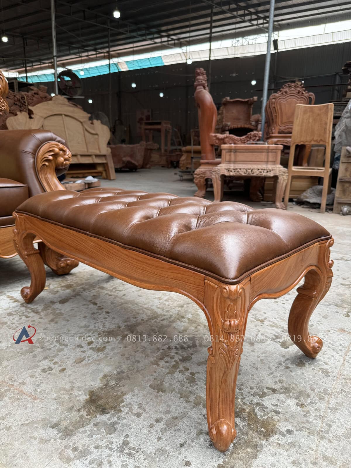 Bộ Sofa Hoàng Gia Tân Cổ Điển Bọc Da Bò Ý Cao Cấp 51 đôn ngồi được thiết kế đơn giản , thắt múm tạo quả trám