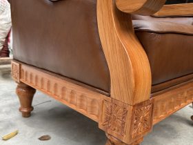 Bộ Sofa Hoàng Gia Tân Cổ Điển Bọc Da Bò Ý Cao Cấp 31 chân dưới được đục tỉa chi tiết nhỏ cực kì đẹp