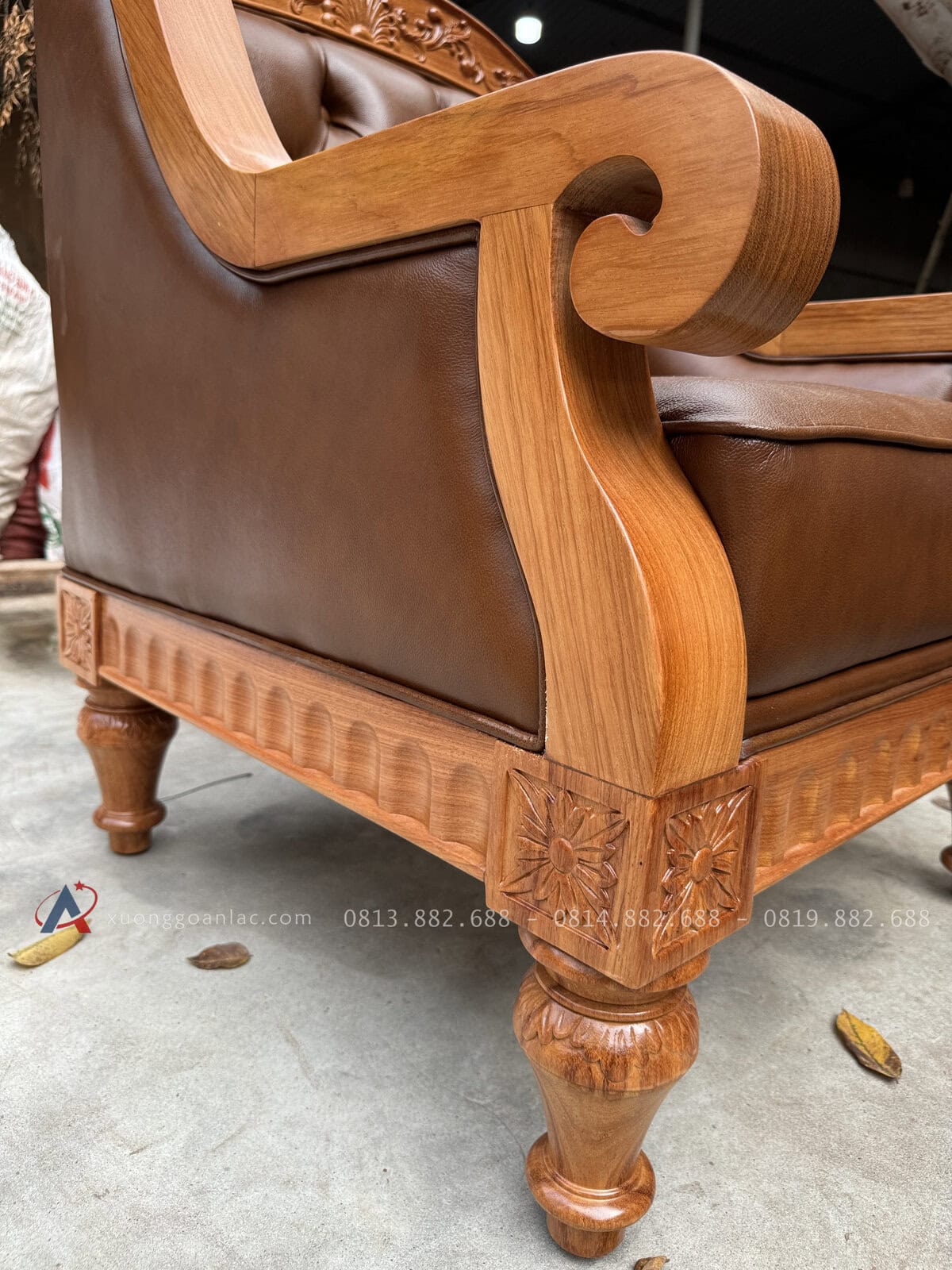 Bộ Sofa Hoàng Gia Tân Cổ Điển Bọc Da Bò Ý Cao Cấp 50 chân dưới được đục tỉa chi tiết nhỏ cực kì đẹp