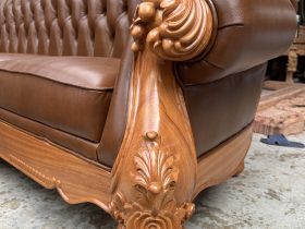 Bộ Sofa Hoàng Gia Tân Cổ Điển Bọc Da Bò Ý Cao Cấp 32 chân ghế được đục tạo hình hoa lá tây , uống cong nhìn rất ấn tượng
