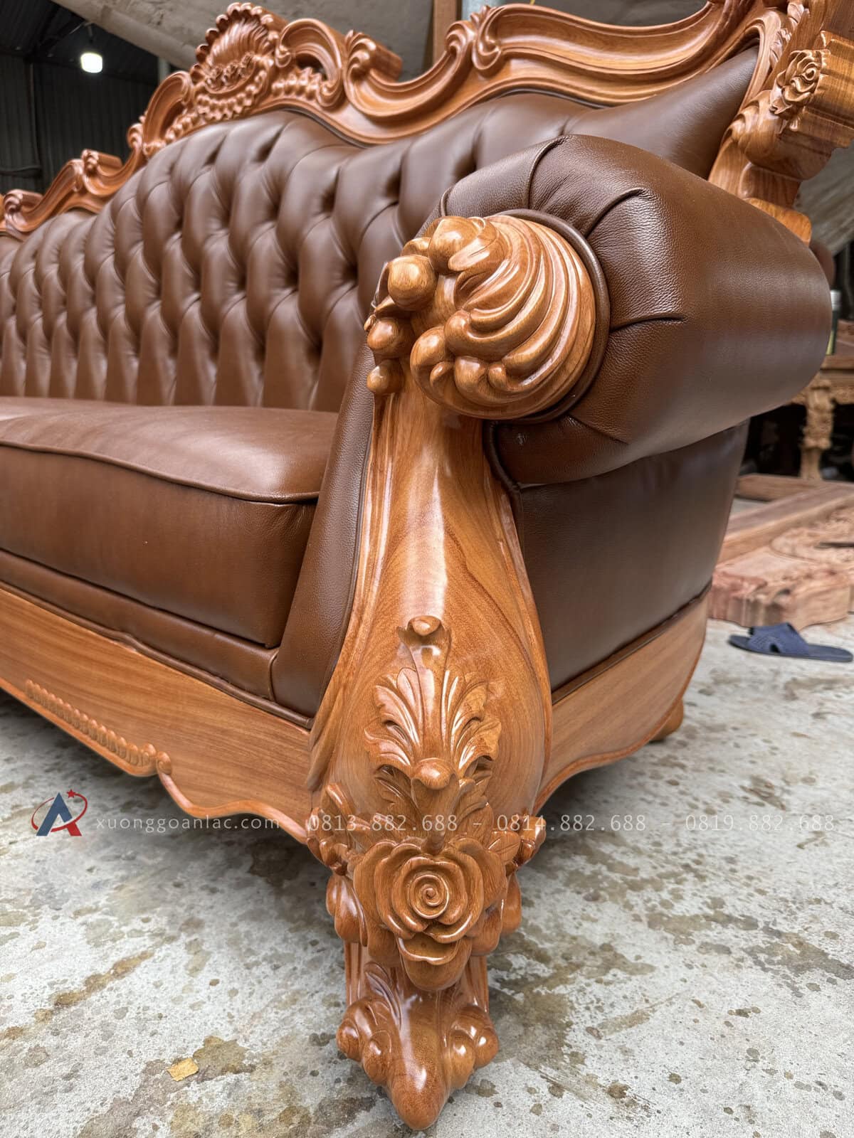 Bộ Sofa Hoàng Gia Tân Cổ Điển Bọc Da Bò Ý Cao Cấp 41 chân ghế được đục tạo hình hoa lá tây , uống cong nhìn rất ấn tượng