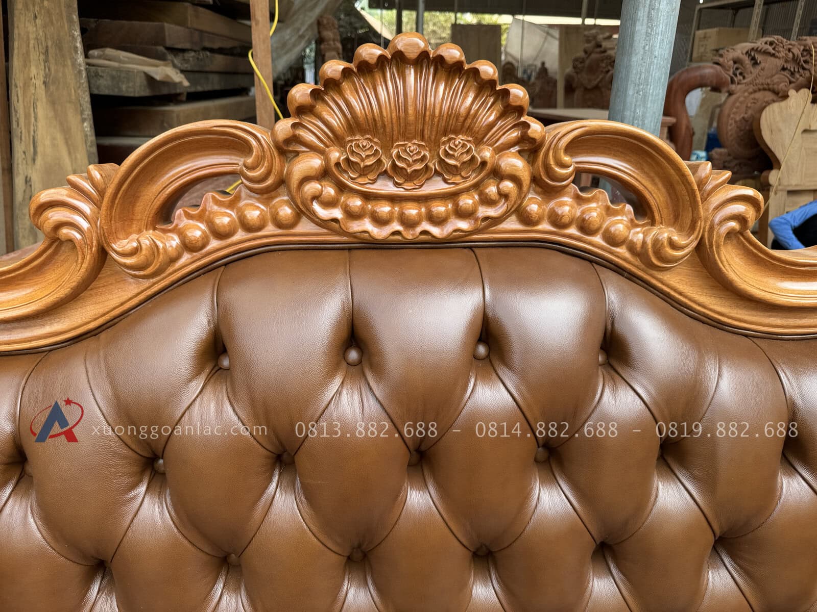 Bộ Sofa Hoàng Gia Tân Cổ Điển Bọc Da Bò Ý Cao Cấp 45 đỉnh chương được đục tỉa như chiếc vương miện hoàng gia