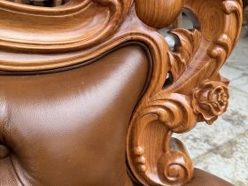 Bộ Sofa Hoàng Gia Tân Cổ Điển Bọc Da Bò Ý Cao Cấp 27 2 bên ghế đc tạo hoa lá tay uống cong vào trong tạo sự liên kết của các bộ phận