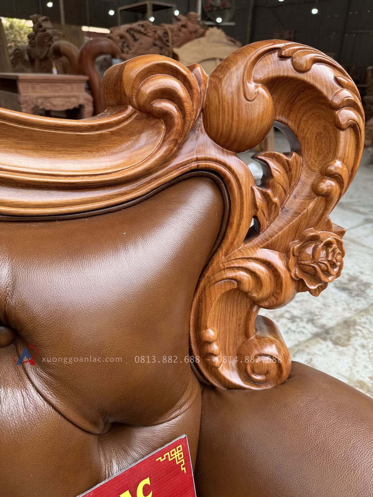 Bộ Sofa Hoàng Gia Tân Cổ Điển Bọc Da Bò Ý Cao Cấp 46 2 bên ghế đc tạo hoa lá tay uống cong vào trong tạo sự liên kết của các bộ phận