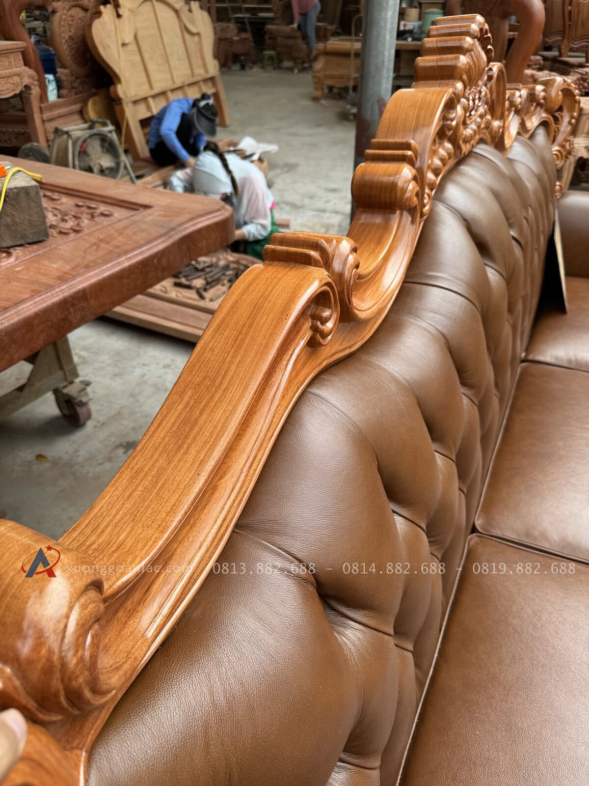 Bộ Sofa Hoàng Gia Tân Cổ Điển Bọc Da Bò Ý Cao Cấp 44 Chương ghế uống lượng tạo độ mền mại , được làm dày dặn chăc chắn