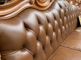 Bộ Sofa Hoàng Gia Tân Cổ Điển Bọc Da Bò Ý Cao Cấp 24 tựa lưng thắt núm tạo thành hình quả trám , điểm nhấn , tạo nên thương hiệu hoàng gia luxury