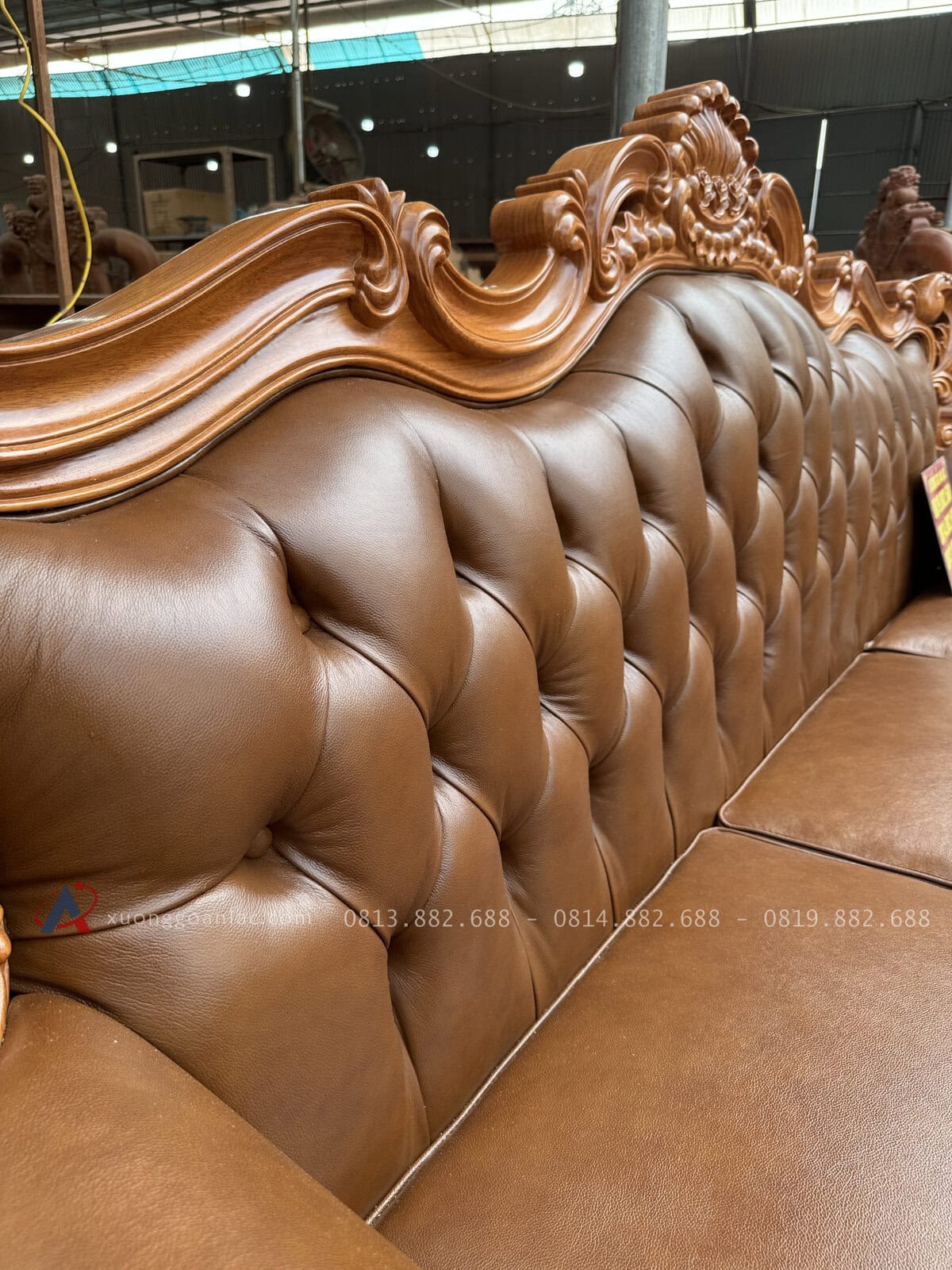 Bộ Sofa Hoàng Gia Tân Cổ Điển Bọc Da Bò Ý Cao Cấp 43 tựa lưng thắt núm tạo thành hình quả trám , điểm nhấn , tạo nên thương hiệu hoàng gia luxury