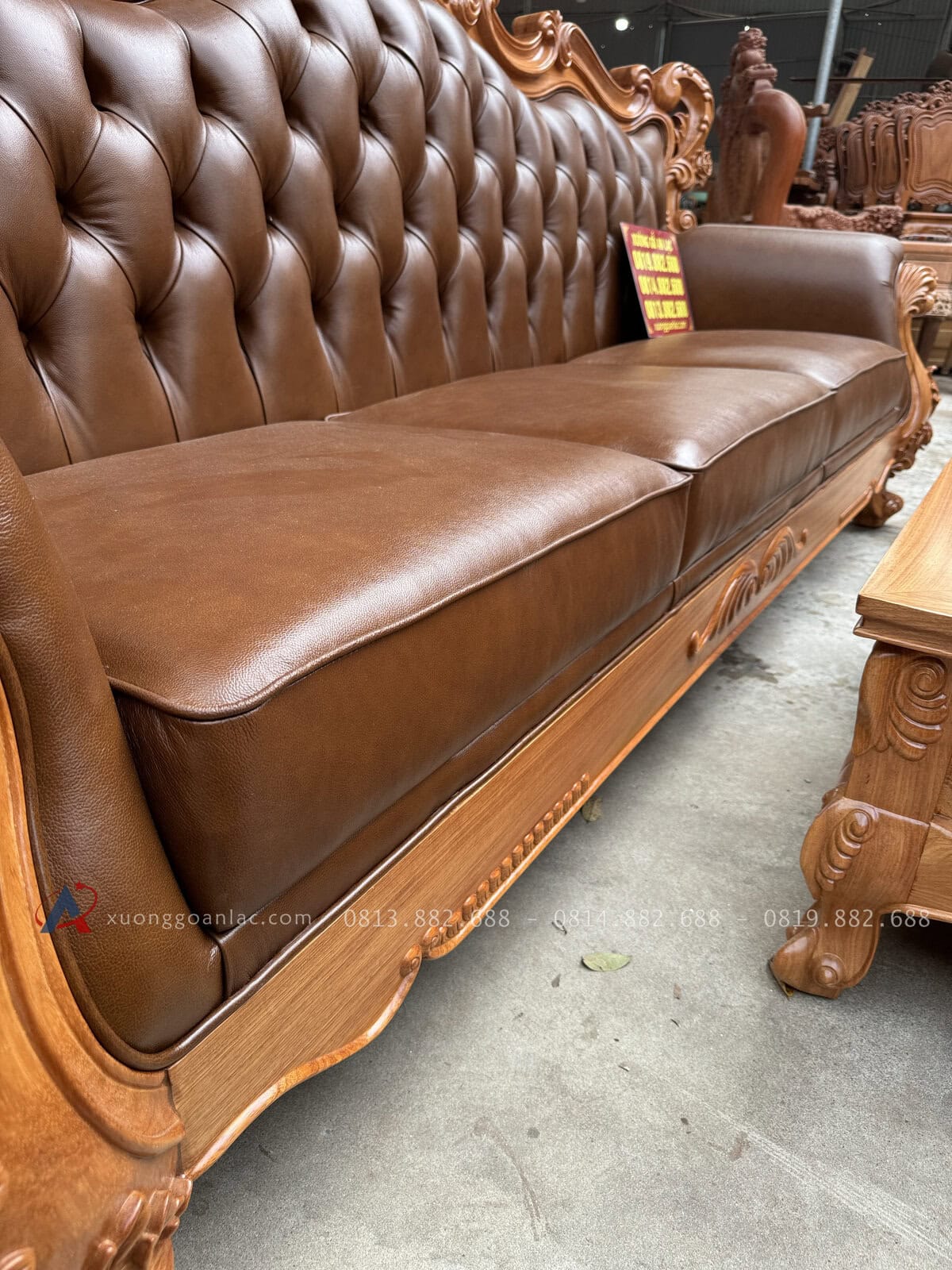 Bộ Sofa Hoàng Gia Tân Cổ Điển Bọc Da Bò Ý Cao Cấp 42 đệm dày dặn chắc chắn tạo độ êm ái khi ngồi