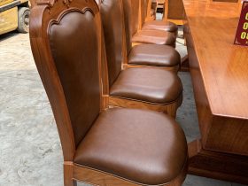 Bộ bàn ăn nguyên khối 10 ghế gỗ gõ đỏ Pachy cao cấp ( Anh Cư, TP Huế ) 15 phần ghế bọc đệm ,tạo sự mềm mại dễ chịu khi ngồi