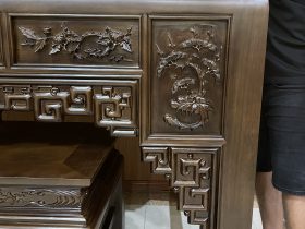 Mẫu Án Gian Thờ Gỗ Gụ Phun Giả Màu Óc Chó giao Cao Bằng 3 hai bên dạ tiền đục tỉa hoa cúc và cây thông , nhẹ nhàng nhưng tạo điểm nhấn
