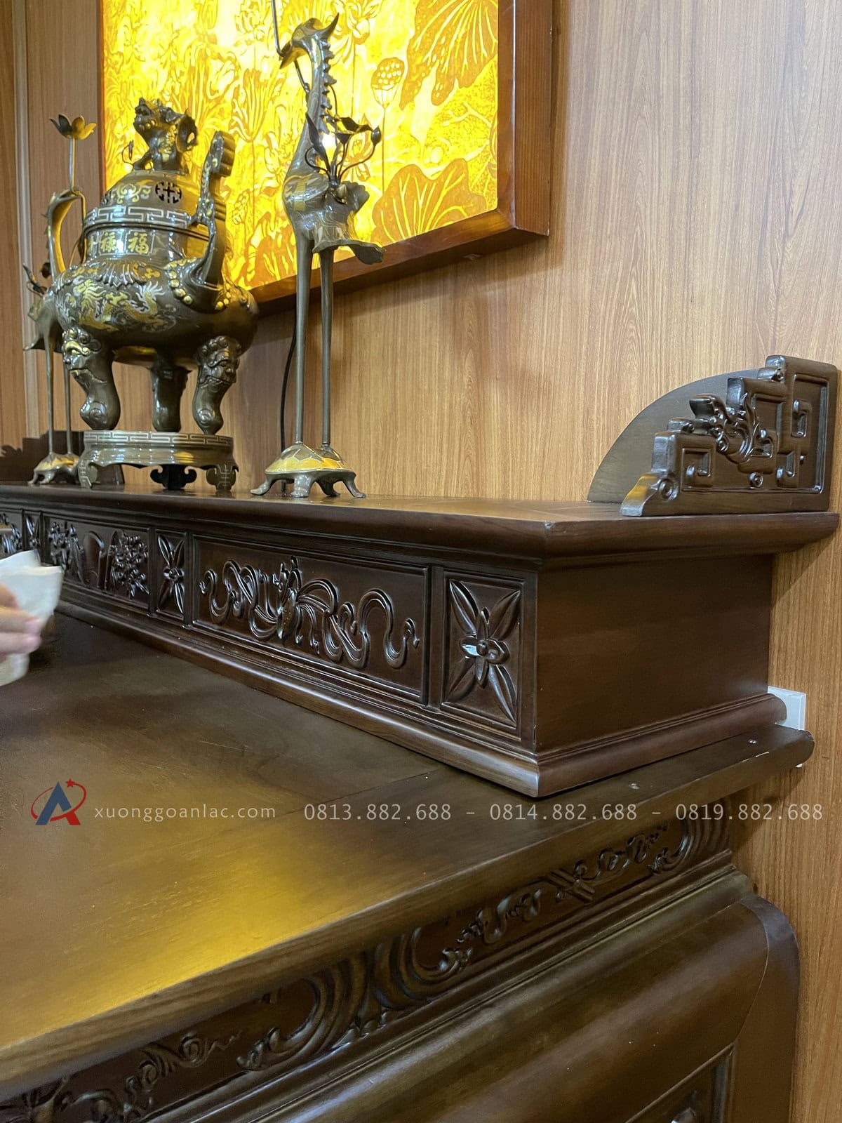 Mẫu Án Gian Thờ Gỗ Gụ Phun Giả Màu Óc Chó giao Cao Bằng 10 Dật cấp được làm tỉ mỉ , đục tỉa cầu kì hình cuốn thư ỏe giữa và ké bên là dãy lụa và bình hồ ô lô