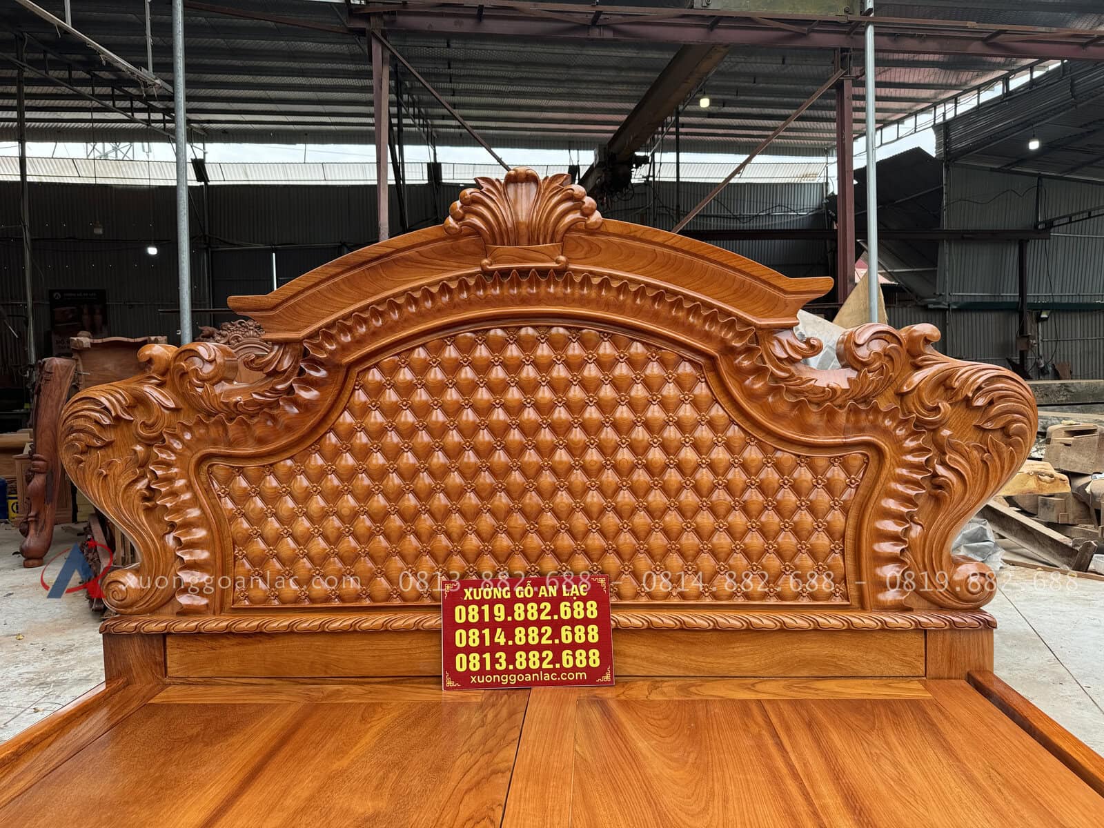 Giường hoàng gia trám gõ đỏ Pachy 2m x 2m2 3 Ấn tượng nhất là phần đầu giường hoàng gia được thợ trạm trổ sắt nét tạo điểm nhấn cho đầu giường