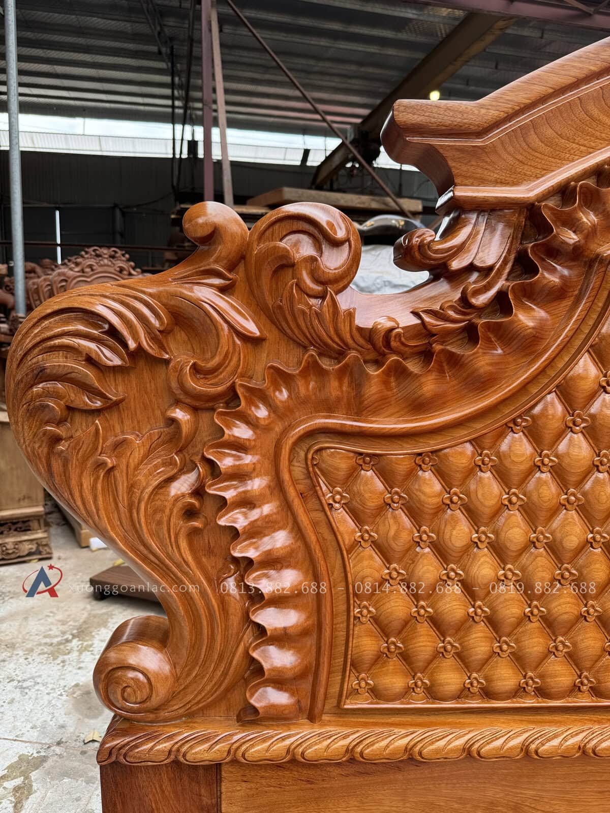 Giường hoàng gia trám gõ đỏ Pachy 2m x 2m2 5 Hai bên phần đầu giường được đục tỉa hoa lá tây vô cùng kênh bong tạo điểm nhấn , khi tán lá hoa ôm công vào nhau