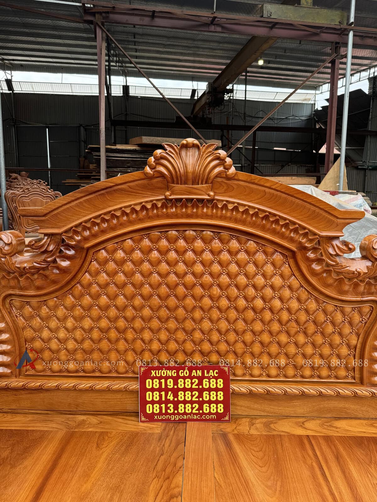 Giường hoàng gia trám gõ đỏ Pachy 2m x 2m2 4 phần chính giữa được tạo quả trám đang xeng nhau tạo điểm nhấn , phần đỉnh đầu giường đục chi tiết hoa lá tây tạo đỉnh chóp như chiếc vương miệng .