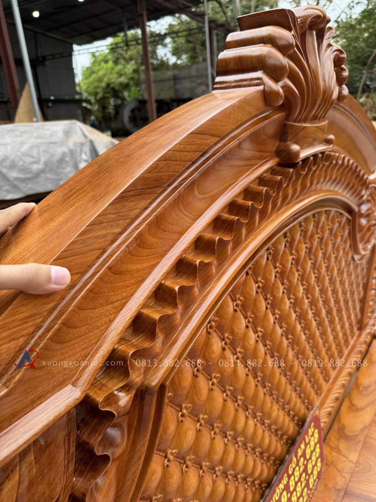 Giường hoàng gia trám gõ đỏ Pachy 2m x 2m2 6 chương đầu giường dày 10cm vô cùng dày dặn chắc chắn , dưới