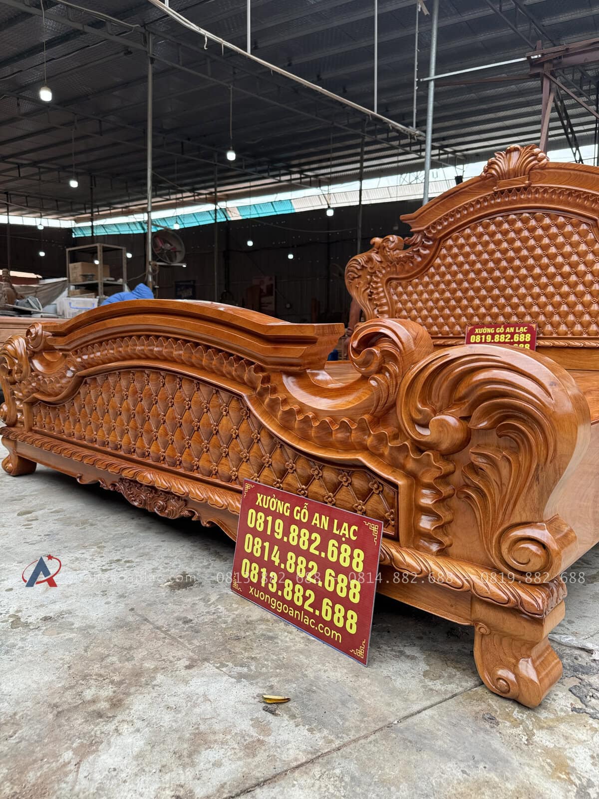 Giường hoàng gia trám gõ đỏ Pachy 2m x 2m2 10 phần đục tỉa hoa lá tây uống lượng , tạo điểm nhấn và sang trọng cho bộ sản phẩm