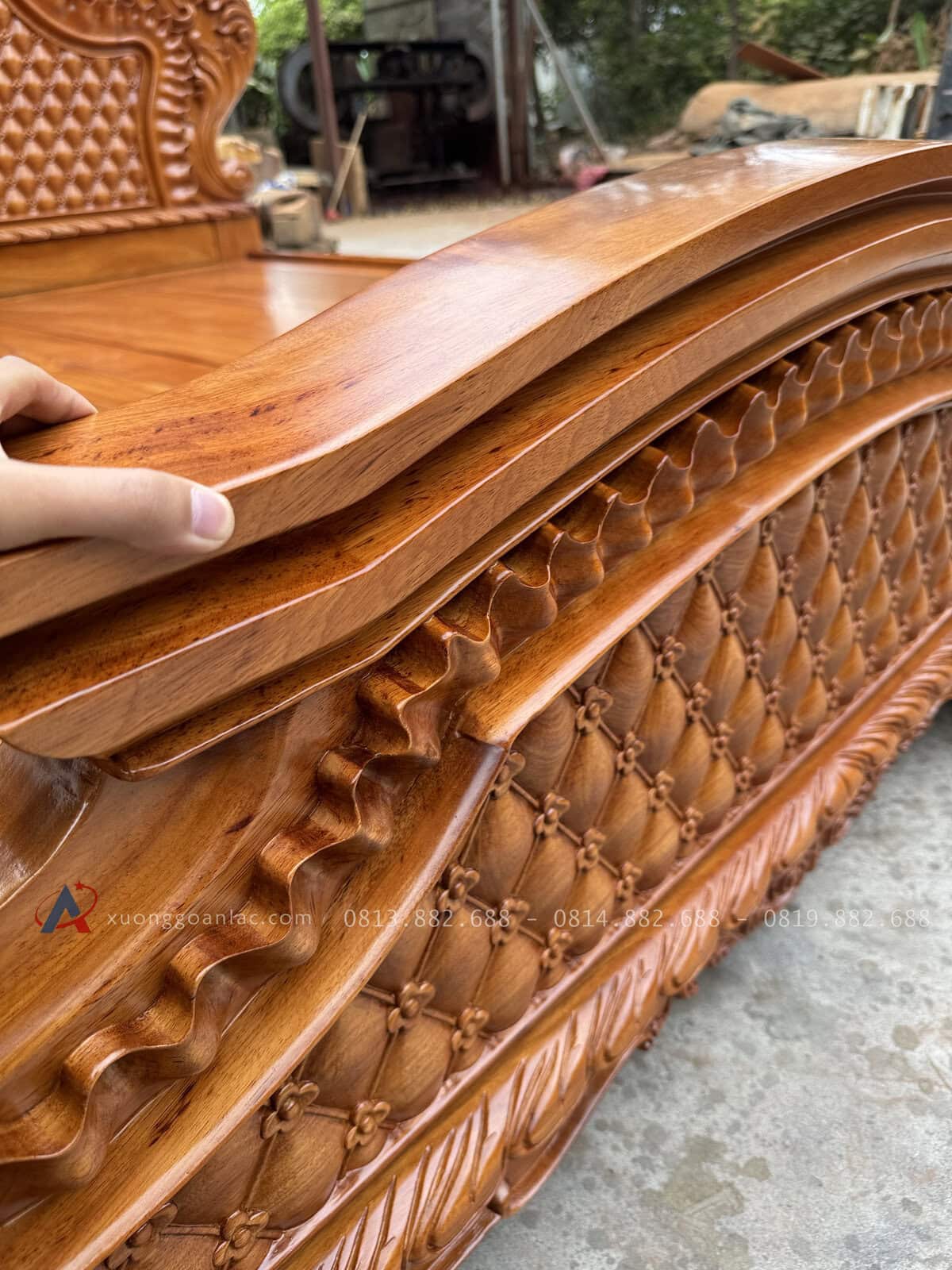 Giường hoàng gia trám gõ đỏ Pachy 2m x 2m2 9 phần đuôi giường cũng được chạm trổ như đầu giường