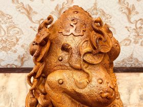 Thiềm Thừ Ngậm Tiền Gỗ Hương Gia Lai Nguyên Khối ( Anh Nghĩa - nghệ An ) 7 Hình ảnh chú thiềm thừ ngậm cũng như cổng tiền trên lưng thể hiện sự giàu có của bản thân