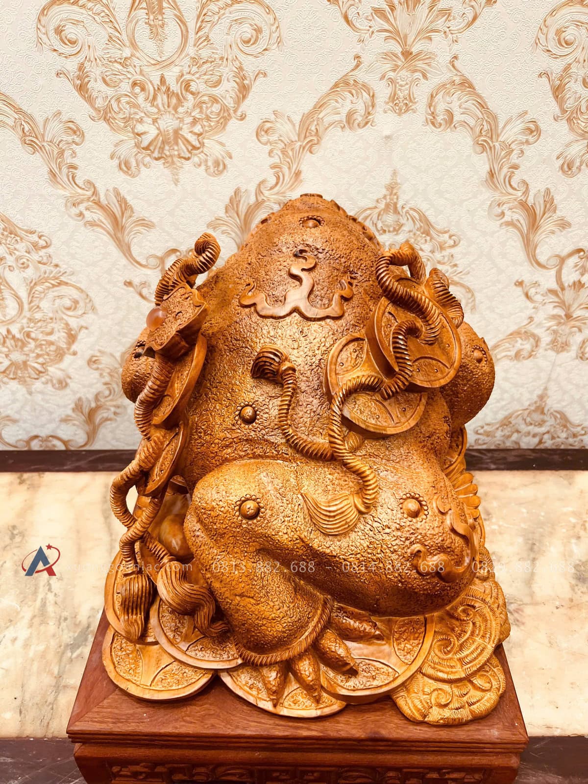 Thiềm Thừ Ngậm Tiền Gỗ Hương Gia Lai Nguyên Khối ( Anh Nghĩa - nghệ An ) 13 Hình ảnh chú thiềm thừ ngậm cũng như cổng tiền trên lưng thể hiện sự giàu có của bản thân